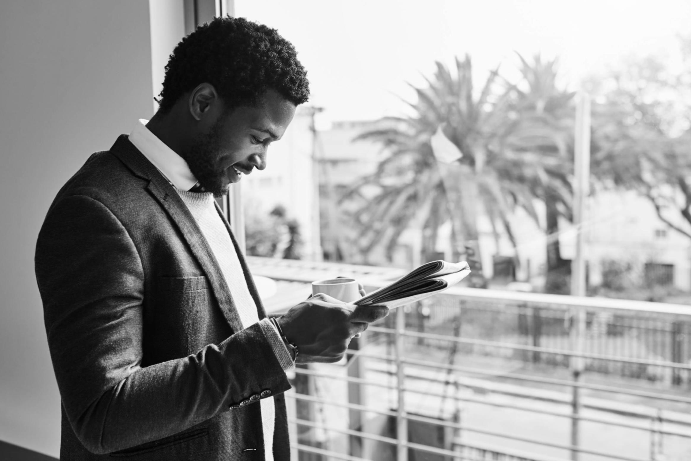 Espace de travail collaboratif avec écrans montrant des données analytiques